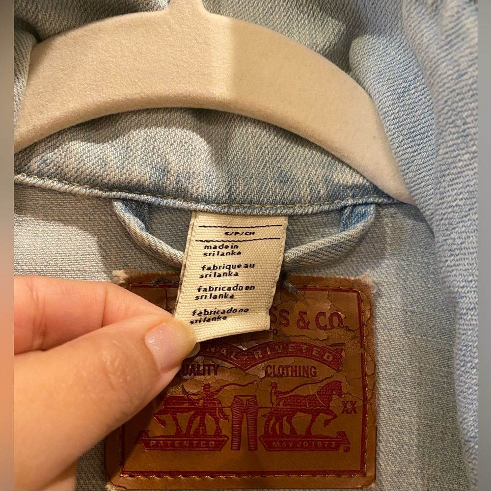 Levi's Classic Light Blue Jean Jacket - Picture 9 of 14